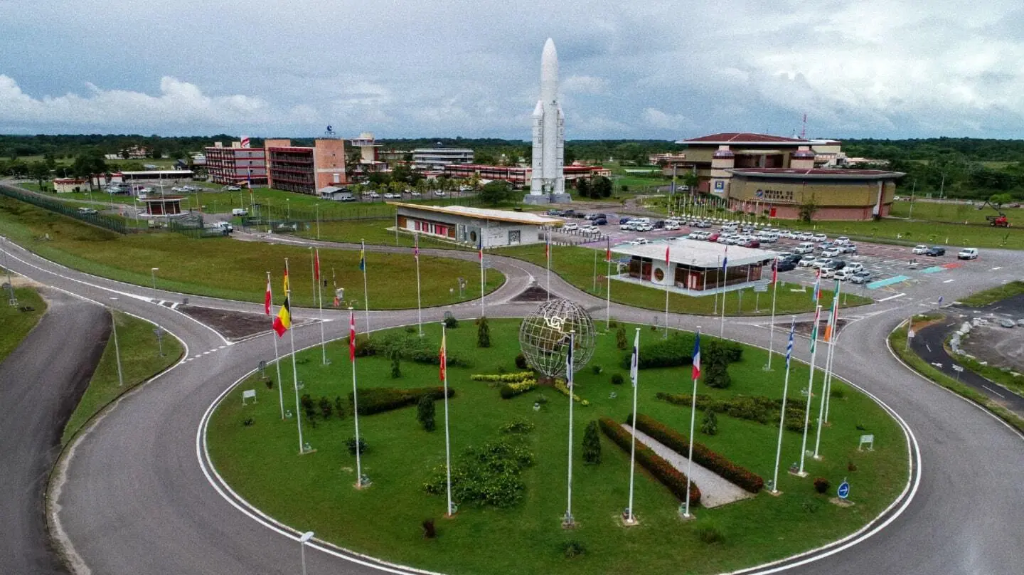 Photographie de l'entrée du site Ariane à Kourou